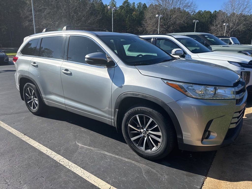 Used 2017 Toyota Highlander XLE image 2