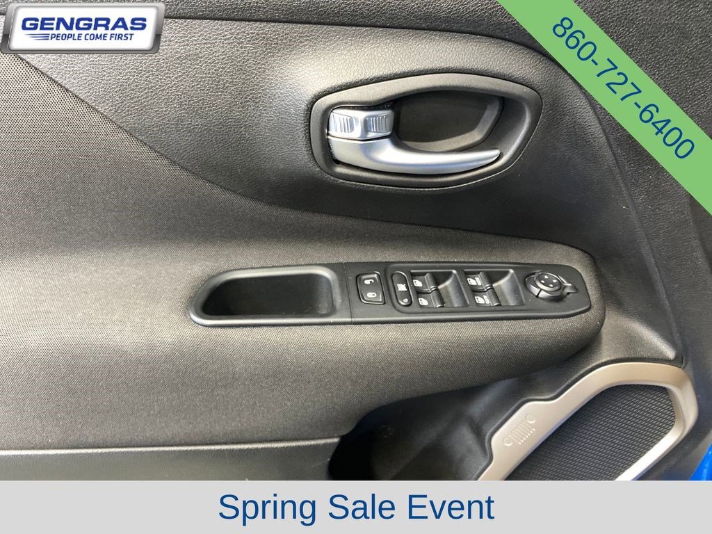 Used 2015 Jeep Renegade Latitude AWD/4WD image 13
