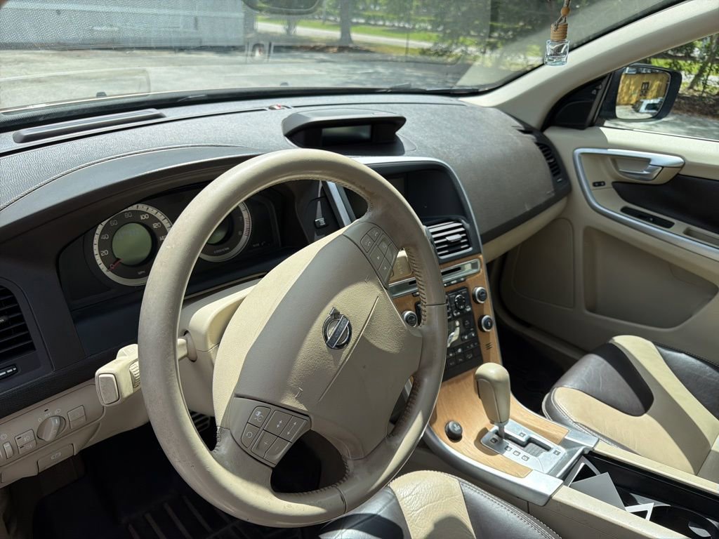 Used 2010 Volvo XC60 T6 image 9