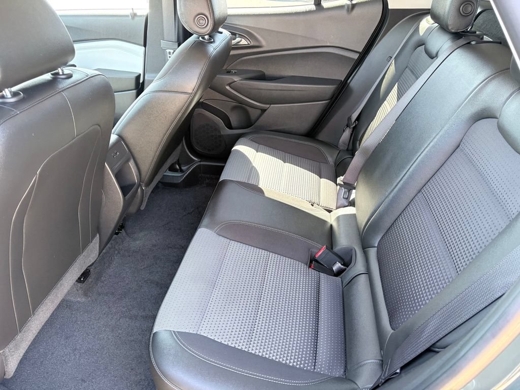Used 2025 Chevrolet Trax LT FWD image 8