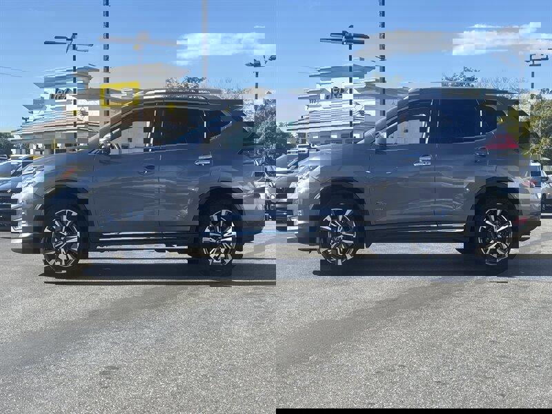 Used 2017 Nissan Rogue SL image 3