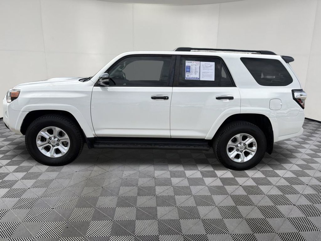 Used 2021 Toyota 4Runner Venture w/ Moonroof Package AWD/4WD image 4