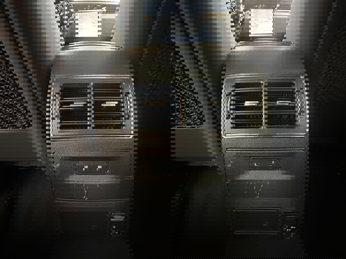 Used 2022 Jaguar XF R-Dynamic SE image 23