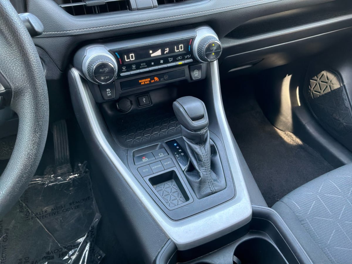 Used 2021 Toyota RAV4 XLE FWD image 16
