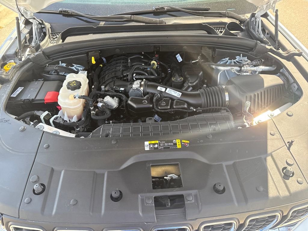 Used 2024 Jeep Grand Cherokee Laredo image 11