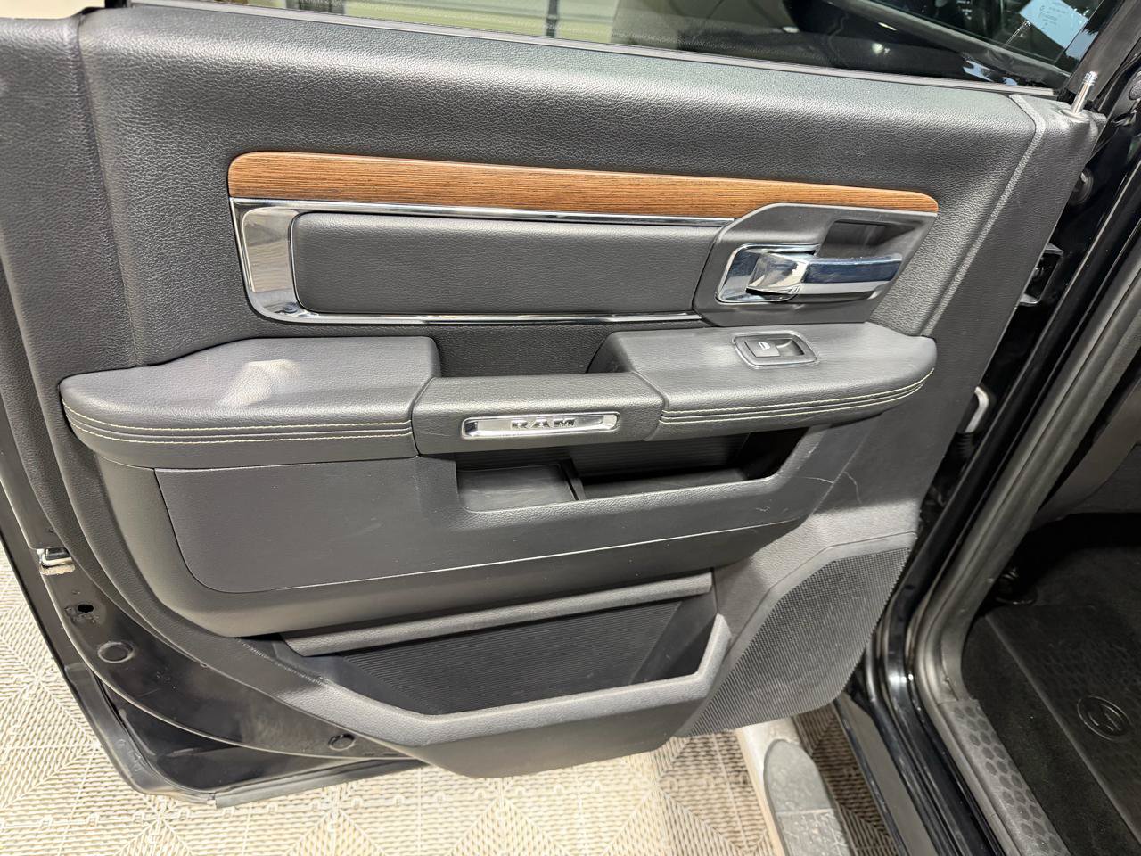 Used 2015 RAM 1500 Laramie w/ Convenience Group AWD/4WD image 22