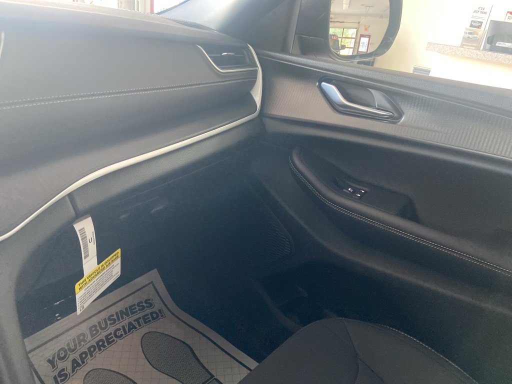 New 2025 Jeep Grand Cherokee Laredo X image 25