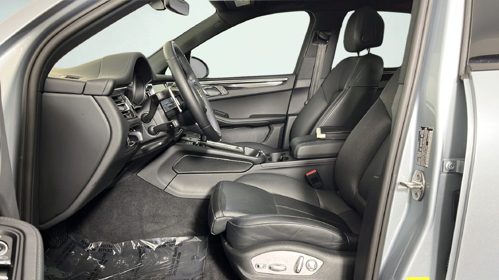 Used 2023 Porsche Macan Turbo AWD/4WD image 15