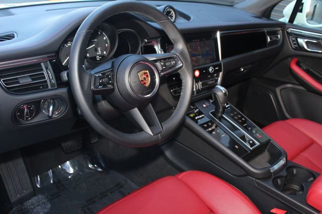 Certified 2025 Porsche Macan image 4