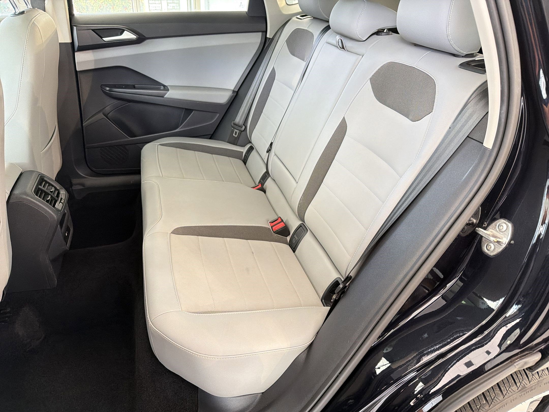 Used 2022 Volkswagen Taos SE w/ Panoramic Sunroof Package image 15