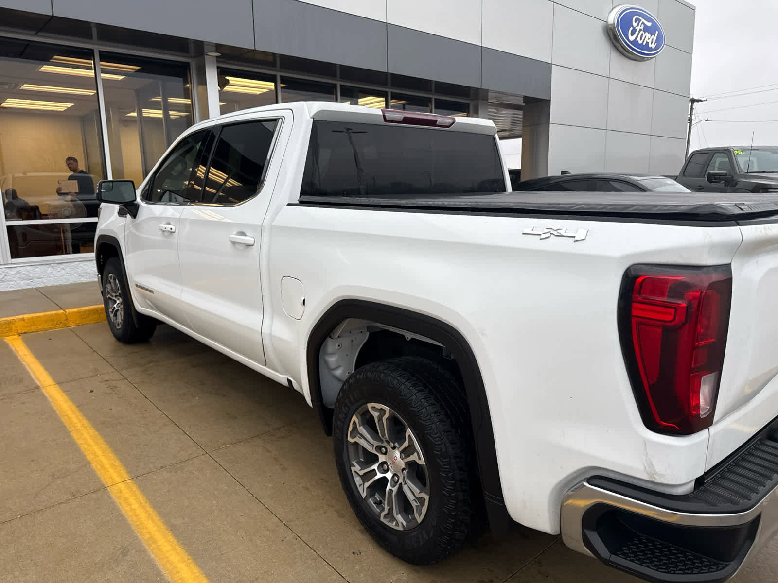 Used 2023 GMC Sierra 1500 SLE image 7