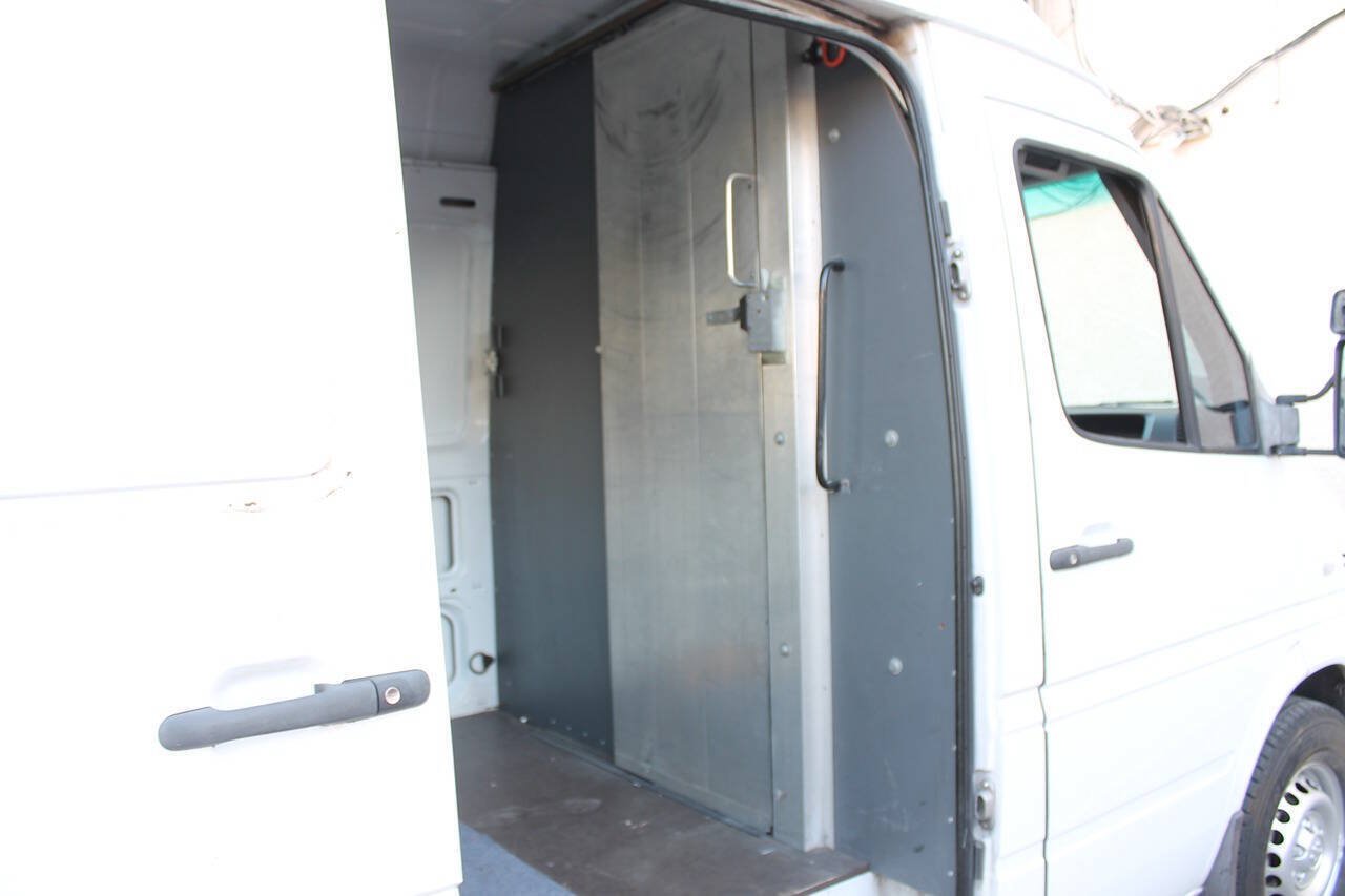 Used 2005 Dodge Sprinter 2500 w/ PWR Convenience Group RWD image 27