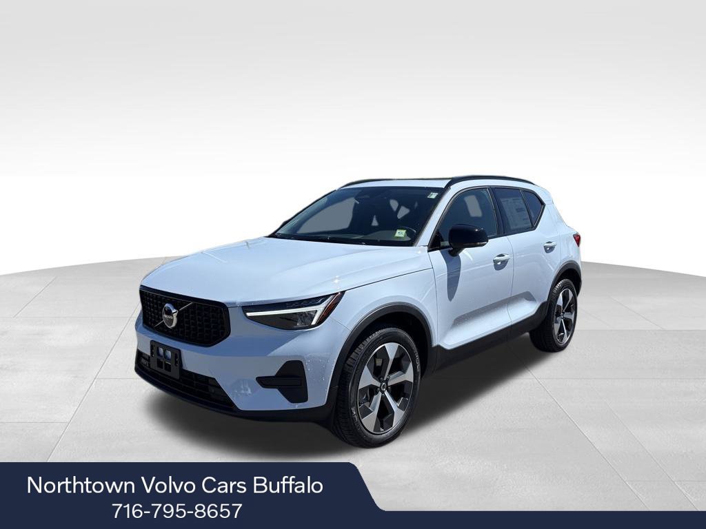 New 2026 Volvo XC40 B5 Core w/ Climate Package