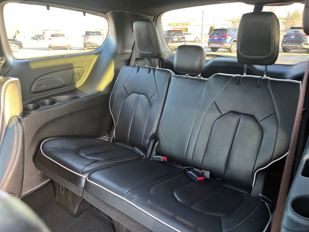 Used 2025 Chrysler Pacifica Limited image 31