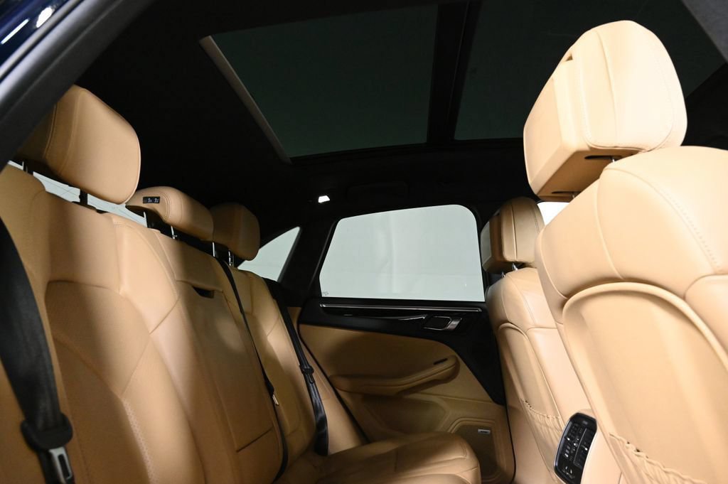 Certified 2018 Porsche Macan AWD/4WD image 19