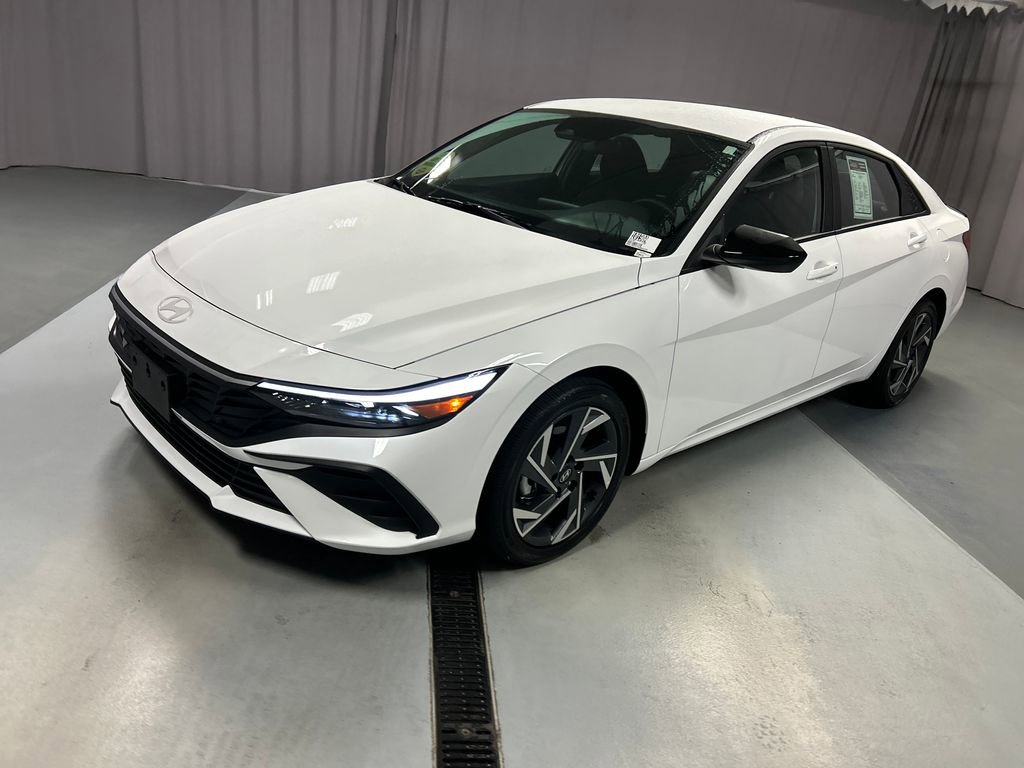 Used 2025 Hyundai Elantra Sport image 3