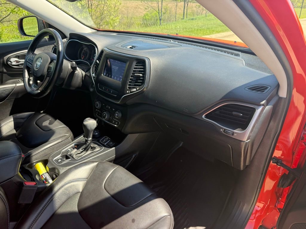 Used 2021 Jeep Cherokee Latitude Plus w/ Sun & Sound Group AWD/4WD image 23