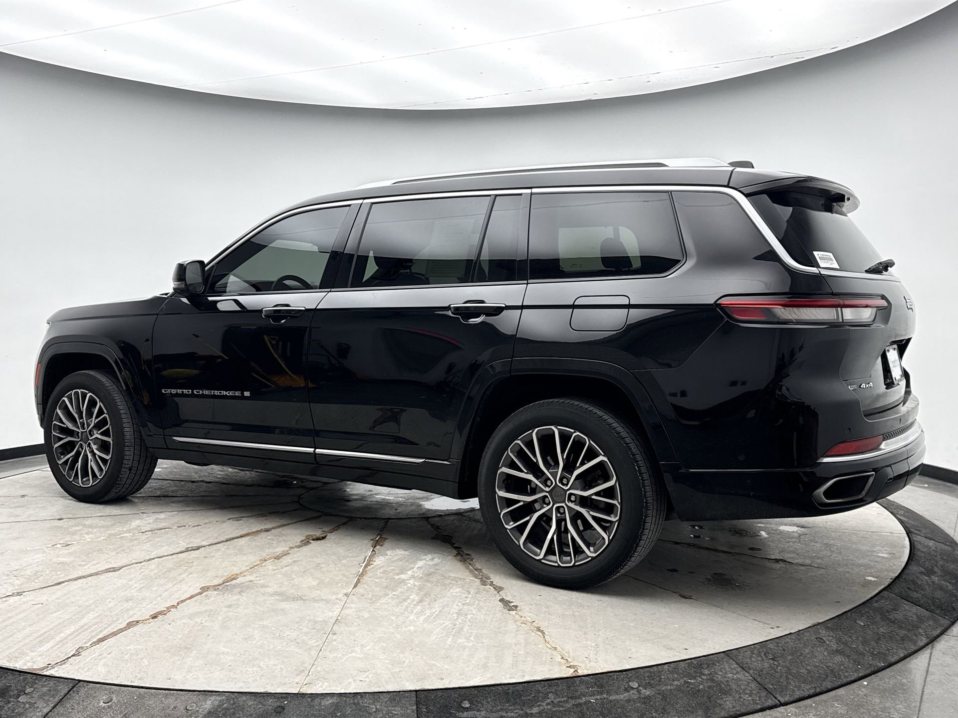 Used 2022 Jeep Grand Cherokee L Summit image 3