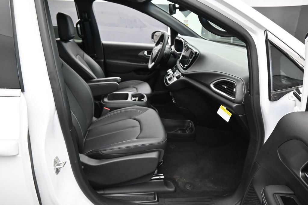 Used 2025 Chrysler Pacifica Select FWD image 37