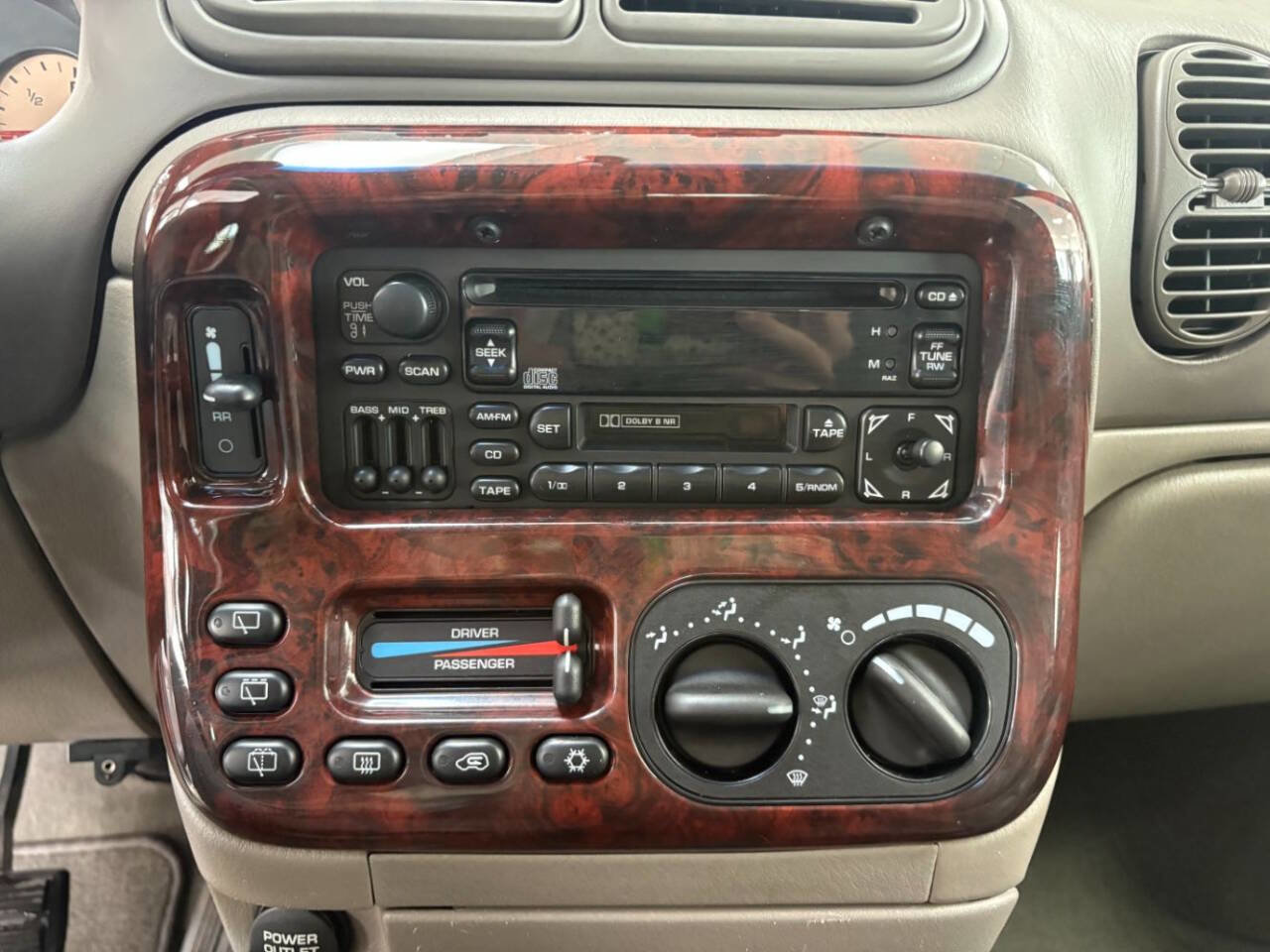 Used 2000 Chrysler Town & Country Limited image 15