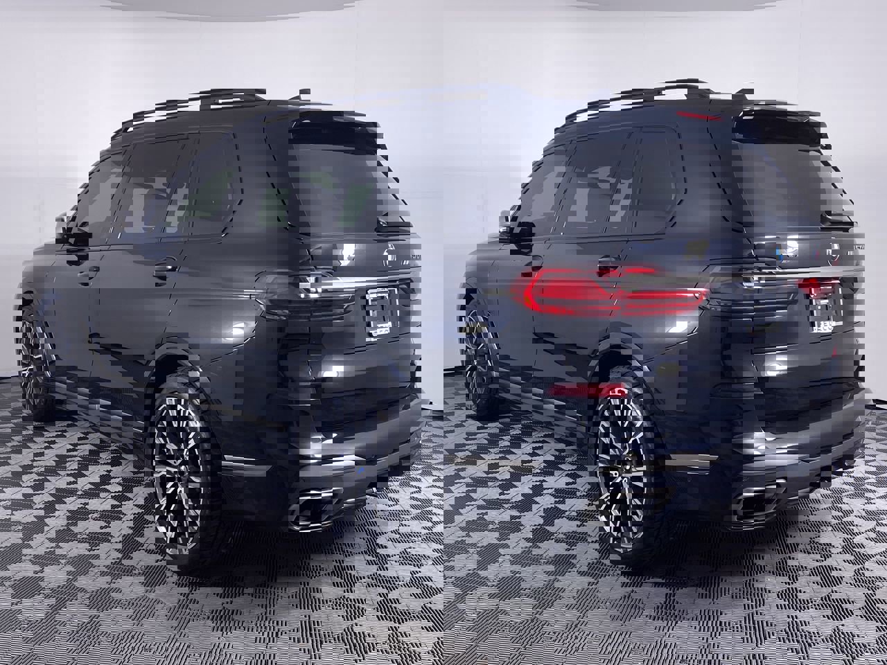 Used 2021 BMW X7 M50i w/ Executive Package image 20