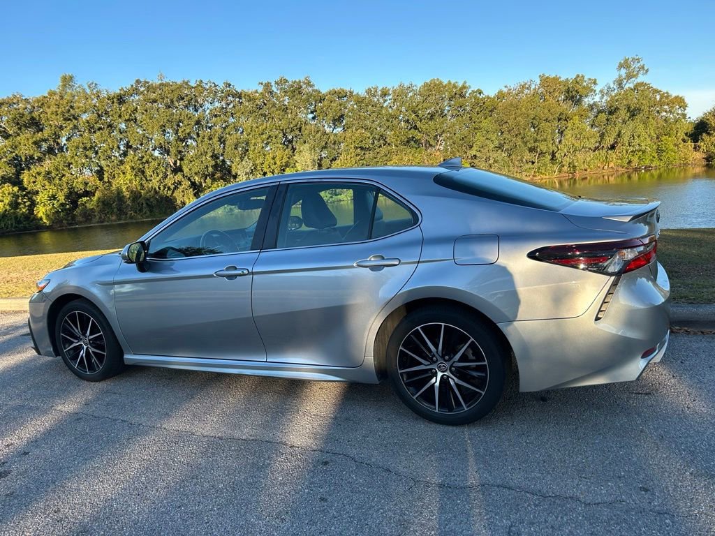 Used 2024 Toyota Camry SE image 3