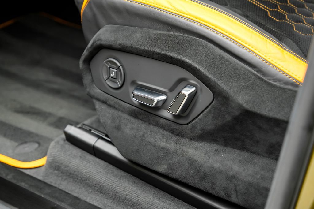 Used 2023 Lamborghini Urus Performante AWD/4WD image 40