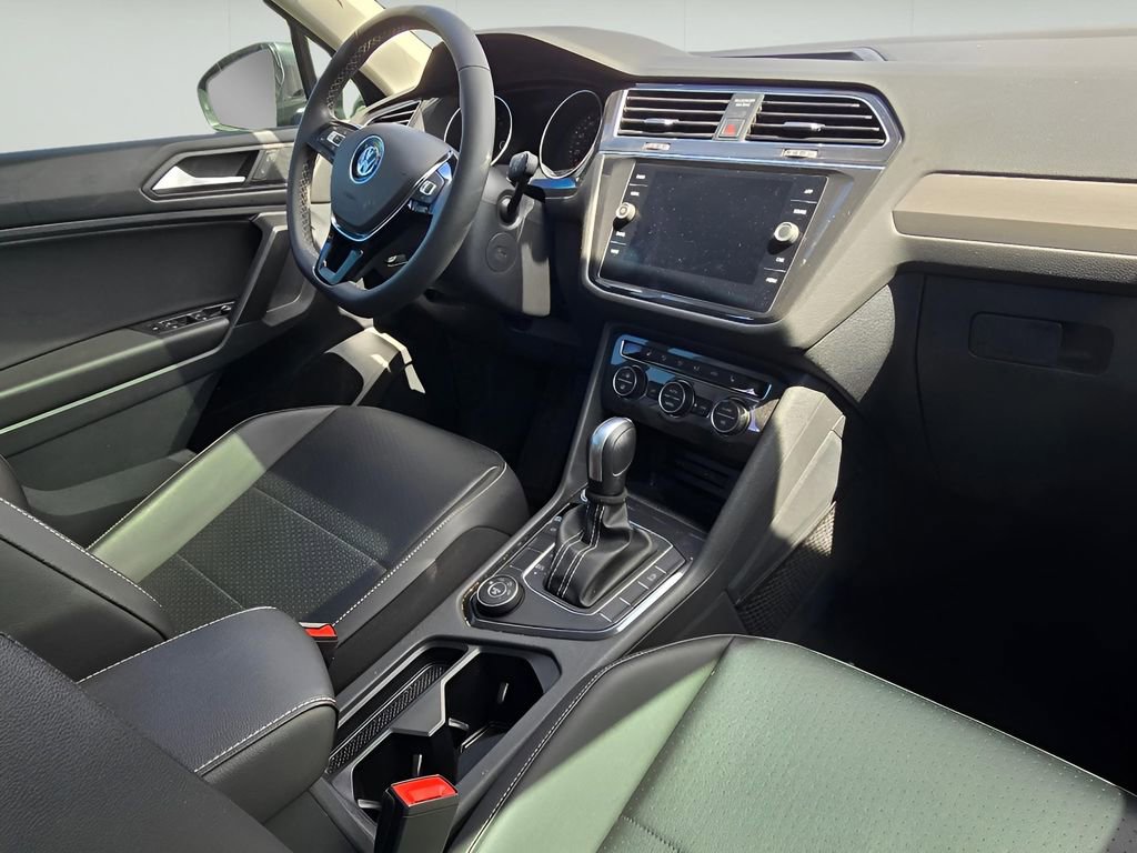 Used 2021 Volkswagen Tiguan SE w/ Panoramic Sunroof Package image 25