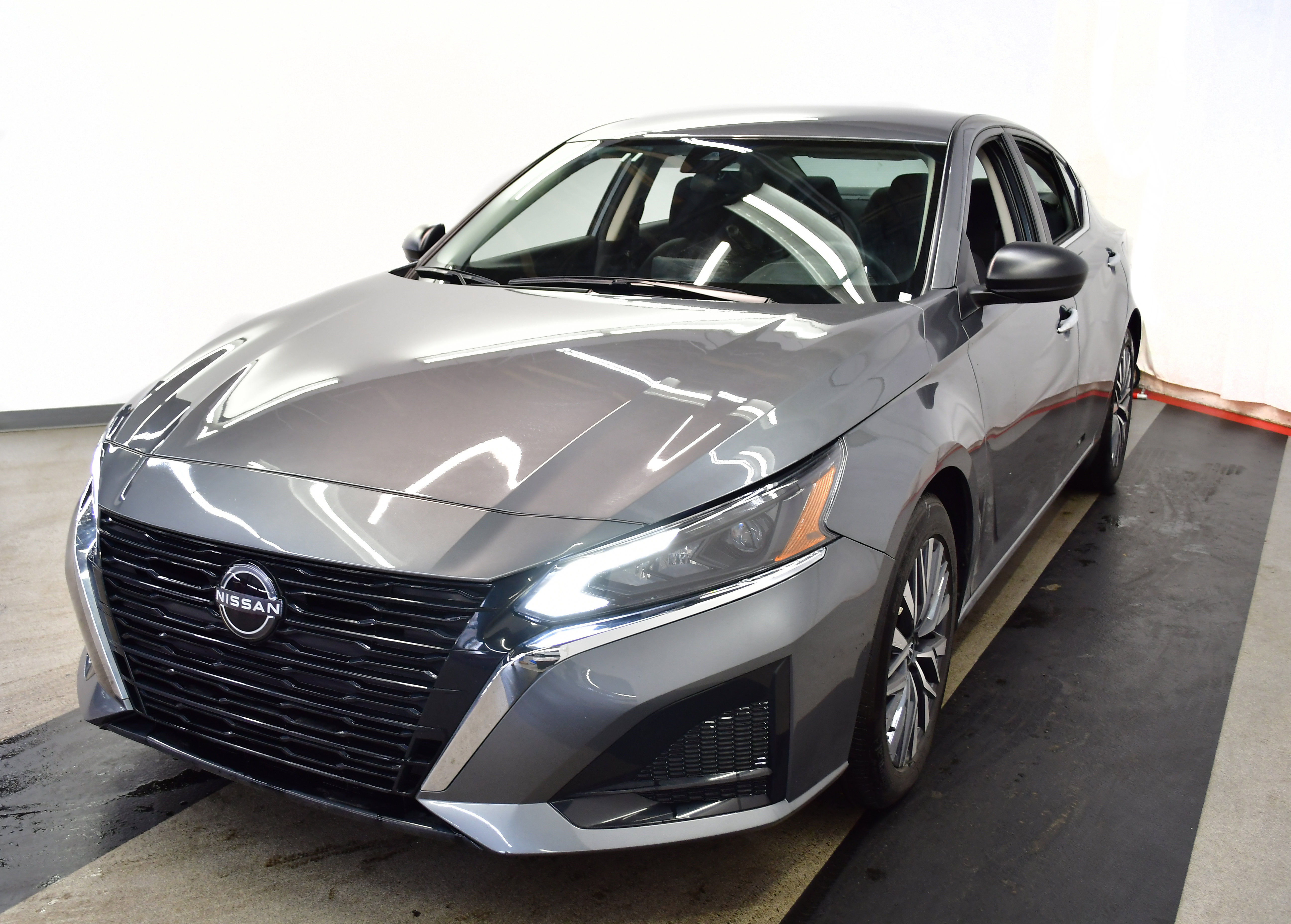 Used 2025 Nissan Altima 2.5 SV image 4