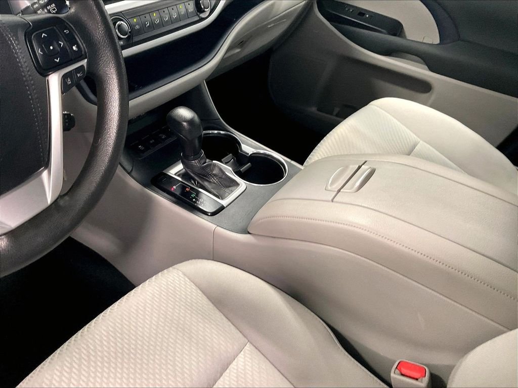 Used 2019 Toyota Highlander LE AWD/4WD image 21