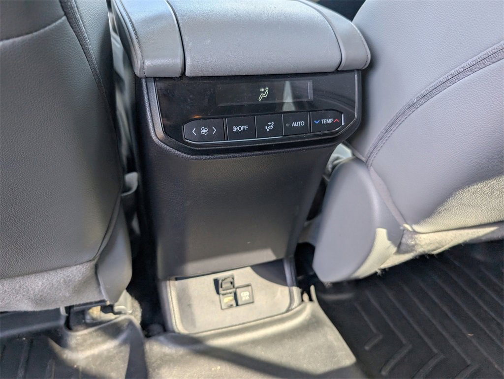 Used 2021 Toyota Highlander XLE image 28