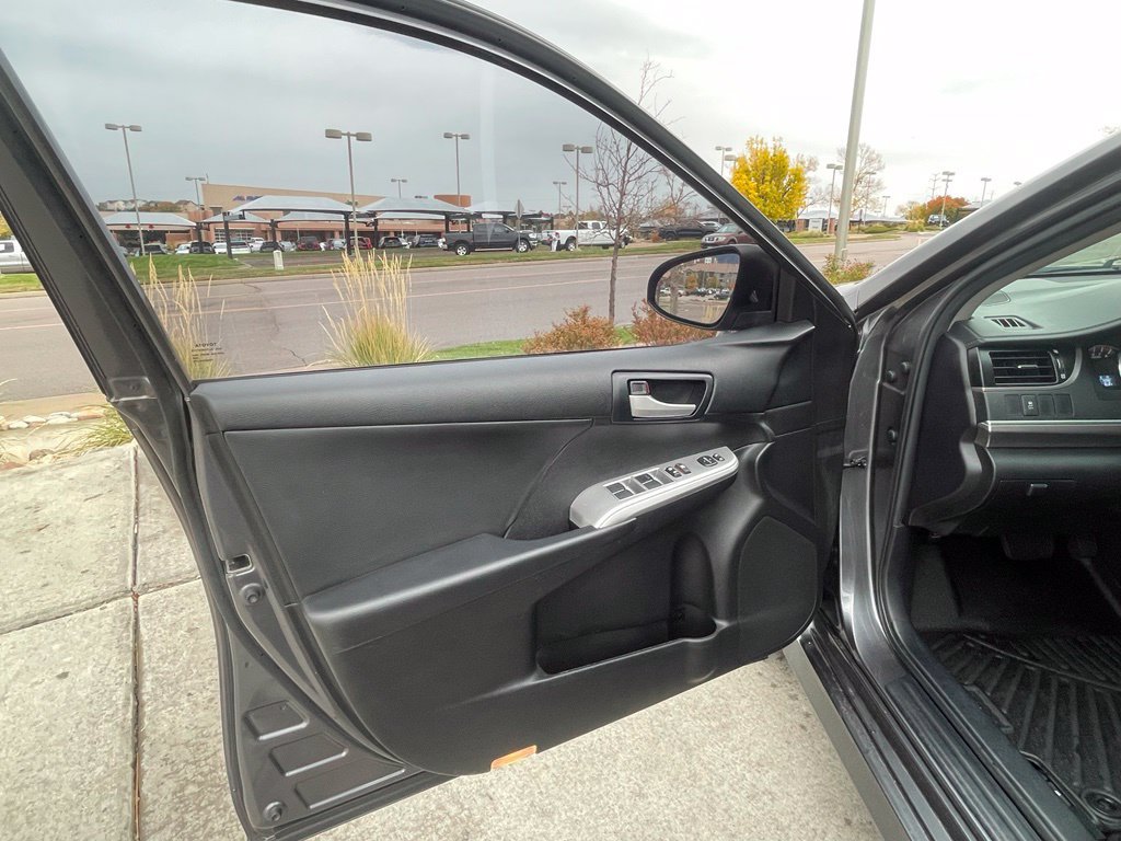 Used 2014 Toyota Camry SE FWD image 9