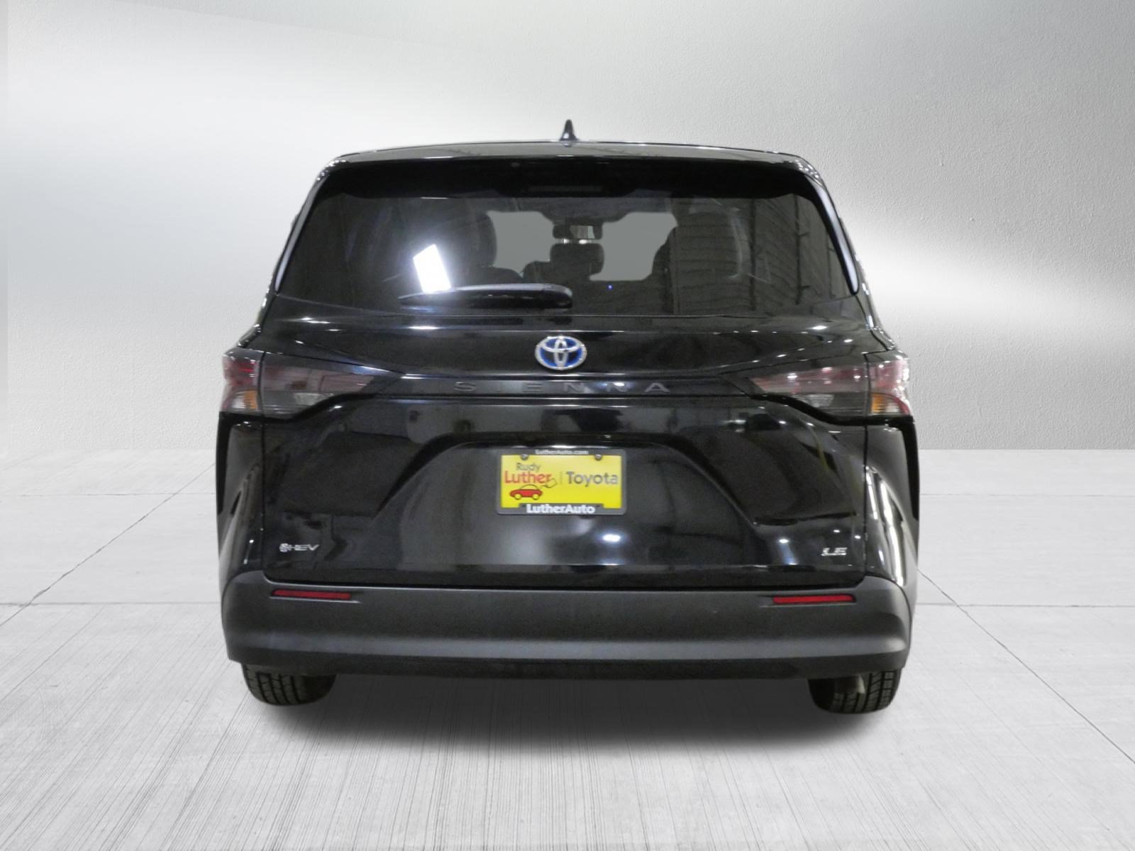 Certified 2025 Toyota Sienna LE image 7