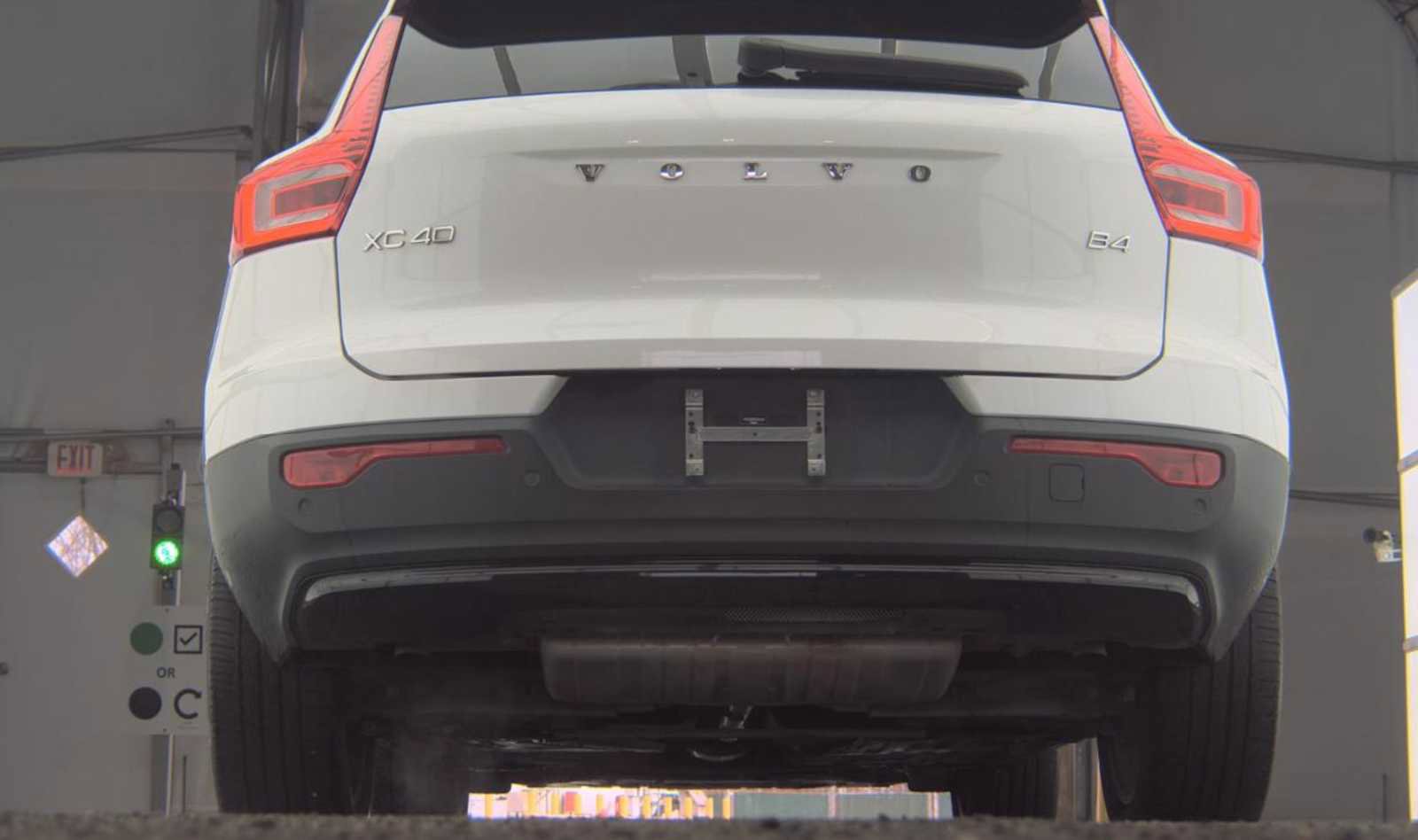 Used 2023 Volvo XC40 B4 Ultimate image 11