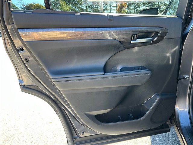 Used 2024 Toyota Highlander Platinum image 22