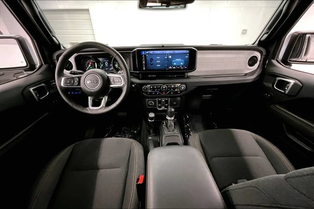 Used 2025 Jeep Wrangler Unlimited Sahara AWD/4WD image 19