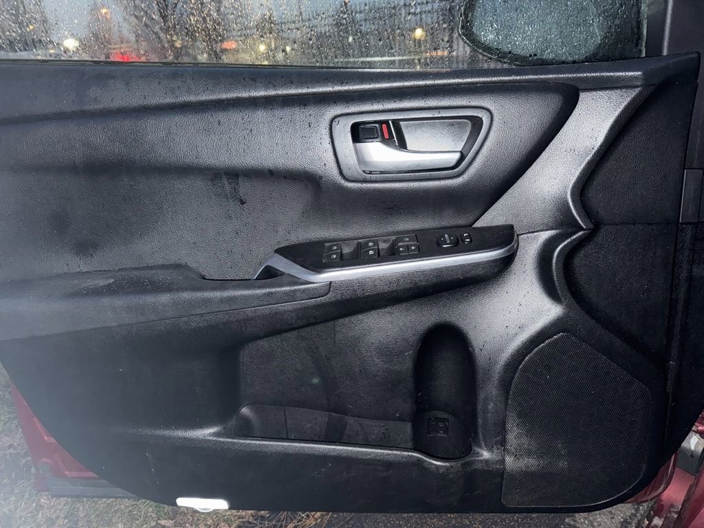 Used 2017 Toyota Camry SE image 9