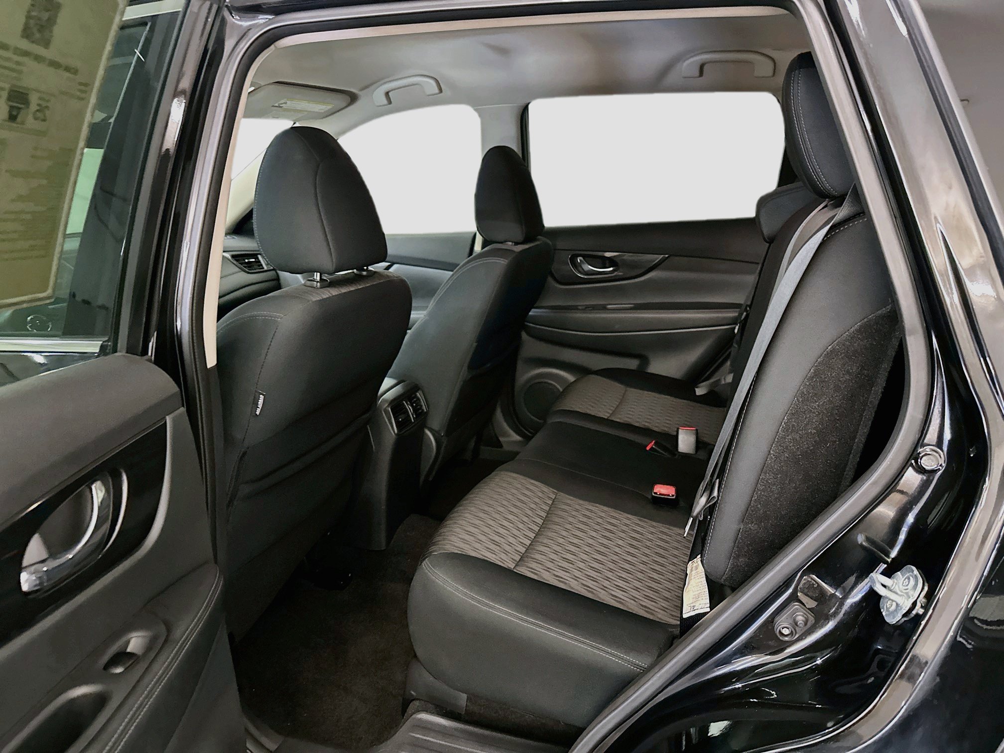 Used 2018 Nissan Rogue SV AWD/4WD image 28