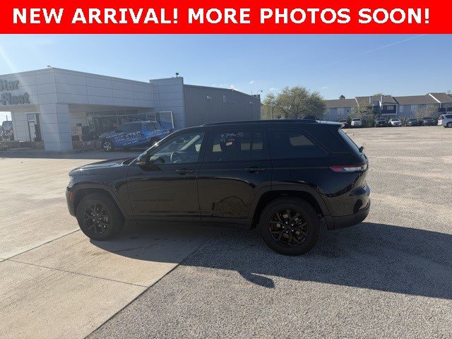 Used 2025 Jeep Grand Cherokee Altitude image 5