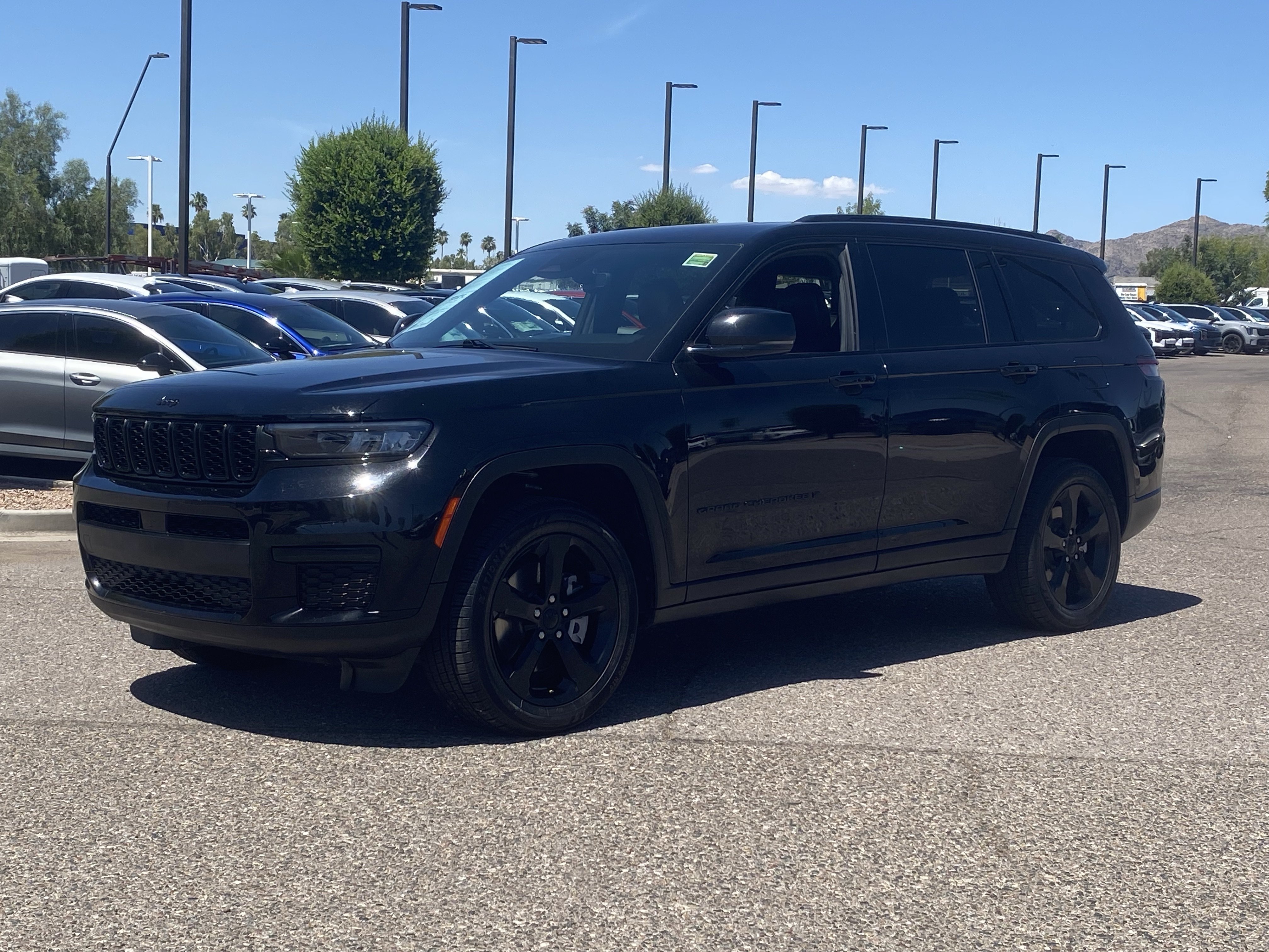 Used 2023 Jeep Grand Cherokee L Laredo AWD/4WD image 2
