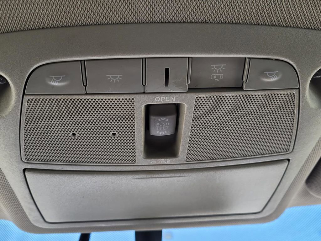 Used 2018 Nissan Rogue SV w/ Sun & Sound Touring Package image 29