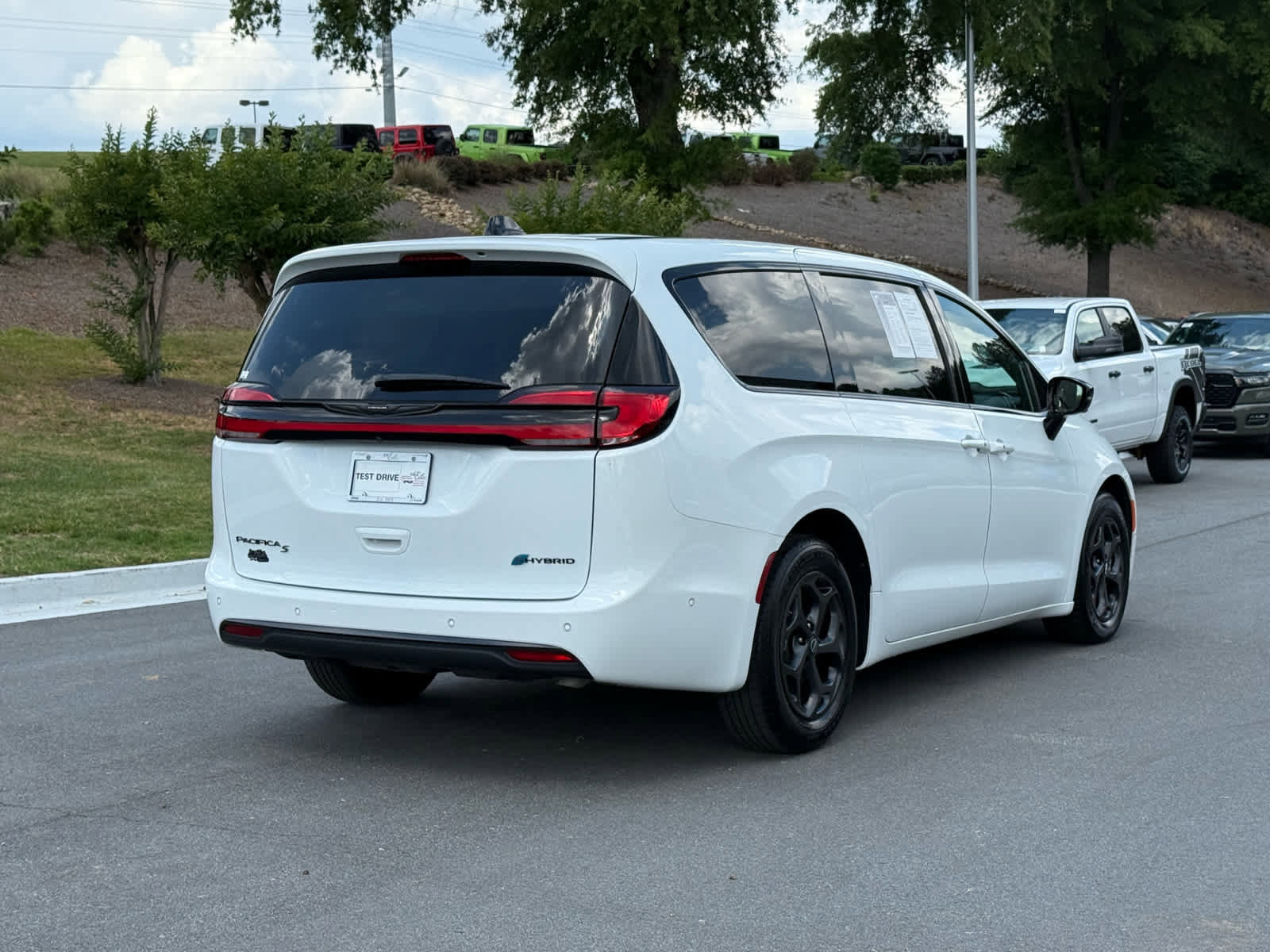 Used 2024 Chrysler Pacifica Limited FWD image 5