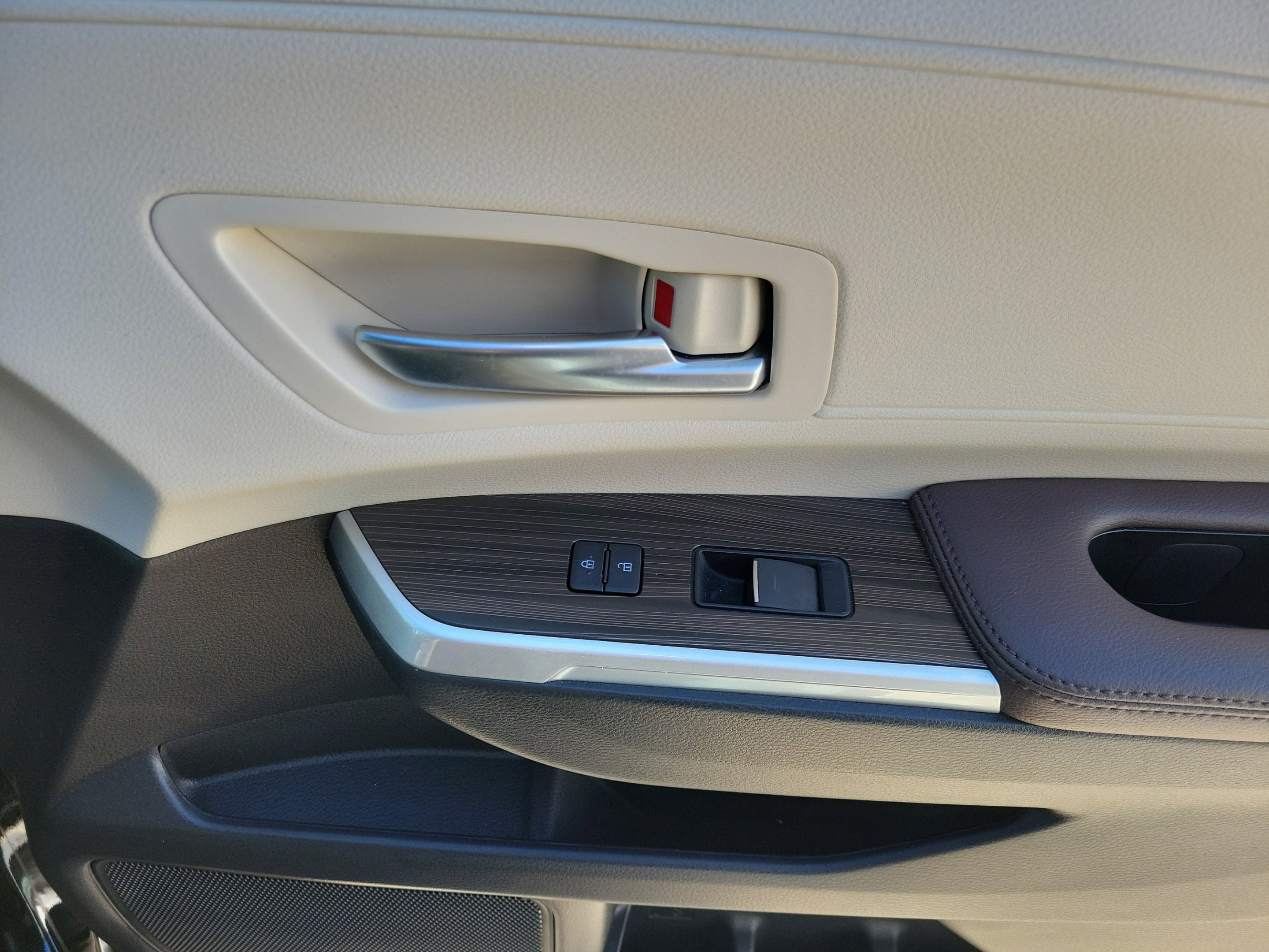 Certified 2024 Toyota Sienna Platinum FWD image 26