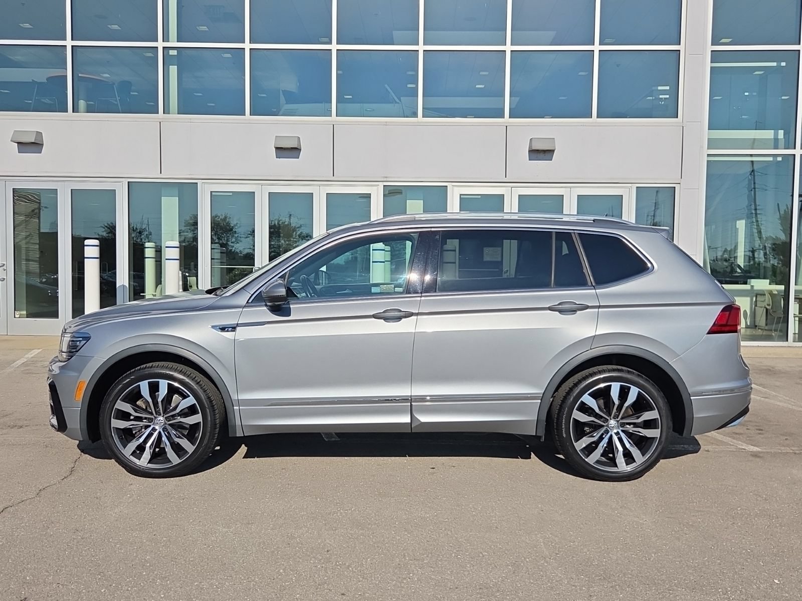 Used 2019 Volkswagen Tiguan SEL Premium R-Line AWD/4WD image 12
