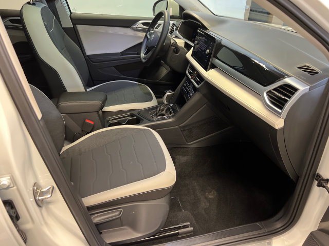 Certified 2025 Volkswagen Taos SE FWD image 10
