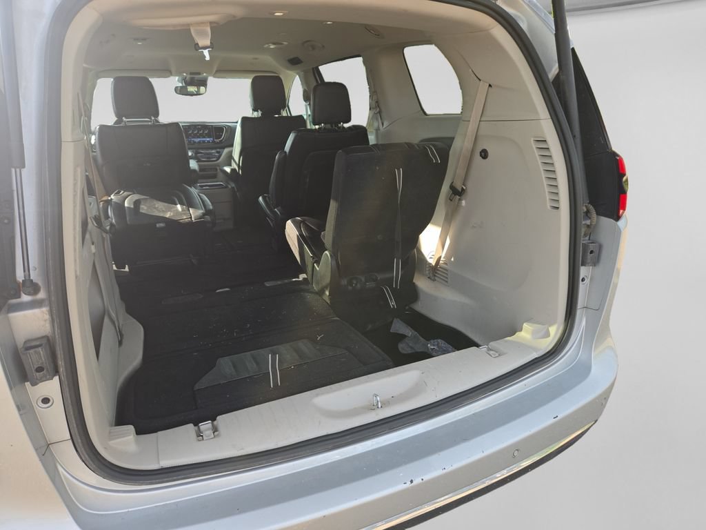 Used 2023 Chrysler Pacifica Touring-L FWD image 37