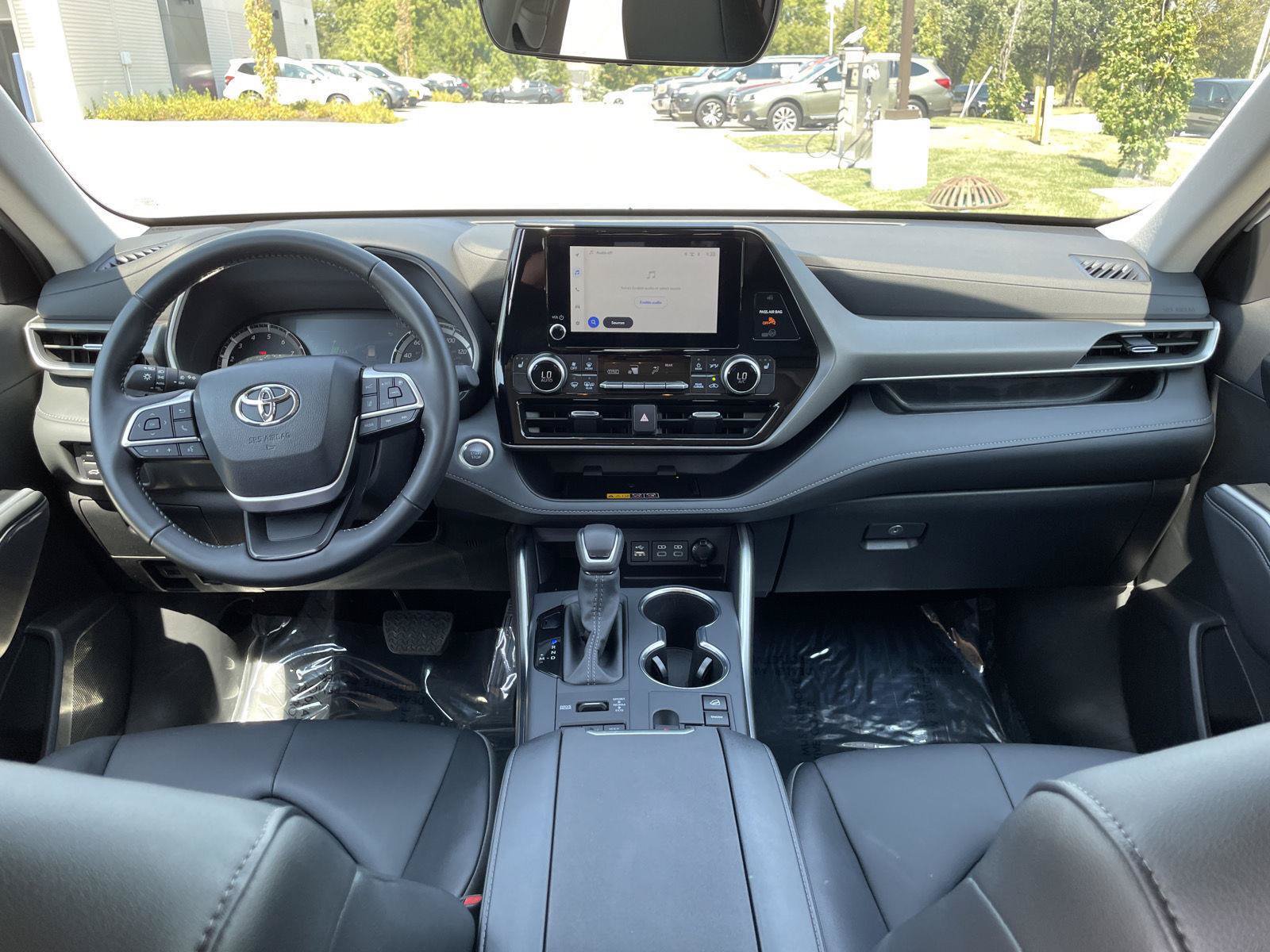 Used 2025 Toyota Highlander XLE AWD/4WD image 7