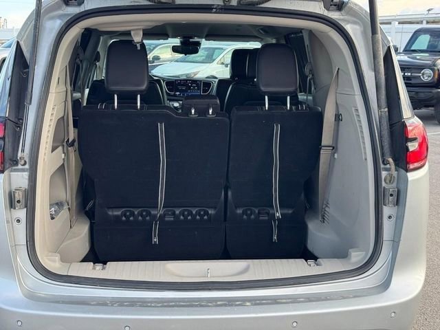 Used 2024 Chrysler Pacifica Touring-L FWD image 4
