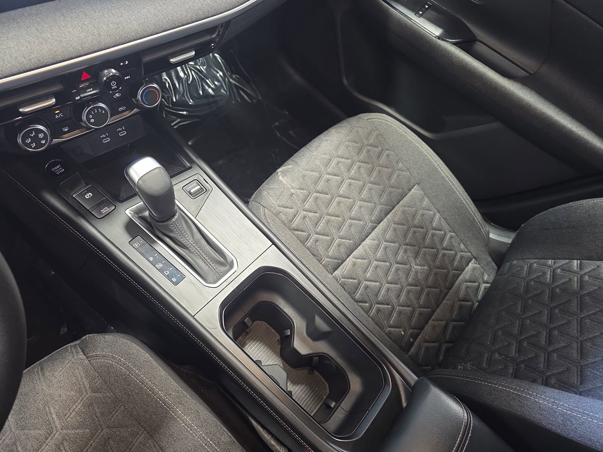 Used 2025 Nissan Kicks SV AWD/4WD image 24