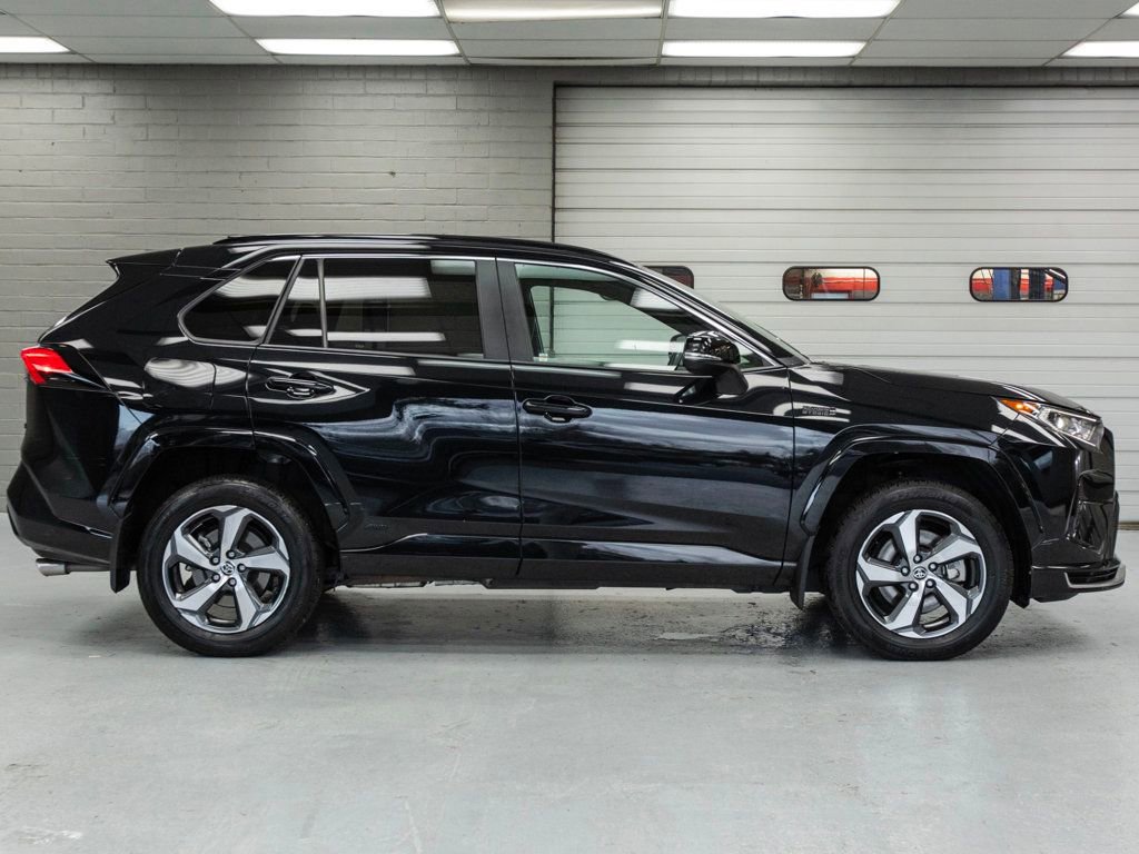 Used 2021 Toyota RAV4 SE image 3